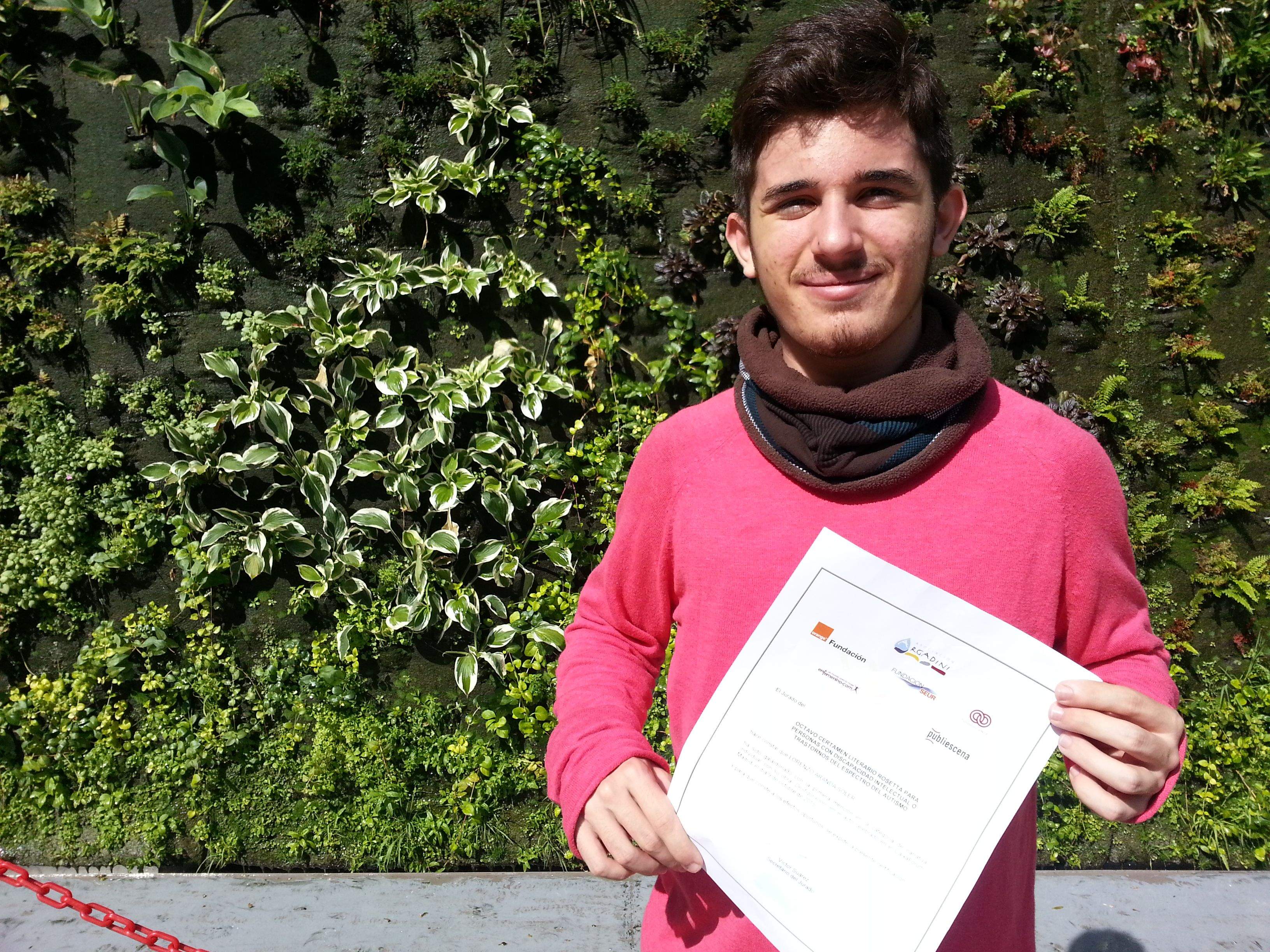 Lorenzo Aranda Soler amb el seu guardó. FOTO: Cedida