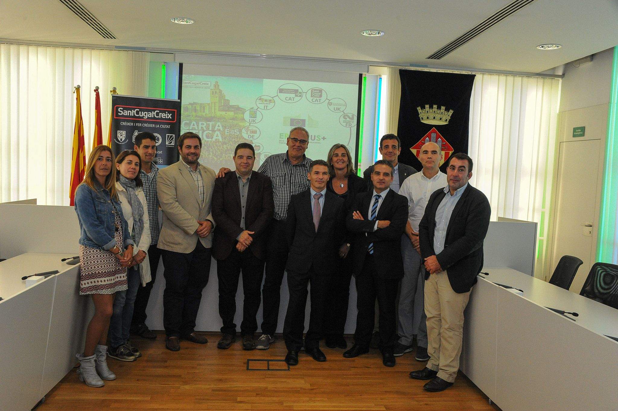 Els clubs que estan adherits a la Carta Ètica de Sant Cugat Creix amb Eloi Rovira, regidor d'Esports de l'Ajuntament. FOTO: Localpres