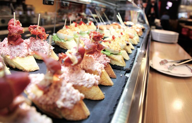 A Lizarran tenen una gran carta de tapes i pintxos. FOTO: Cedida