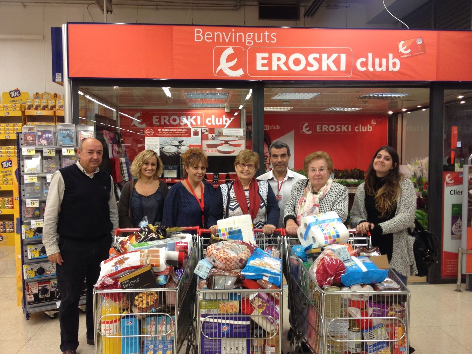 El DIARI fent entrega dels carros a tres dels afortunats. FOTO: Artur Ribera