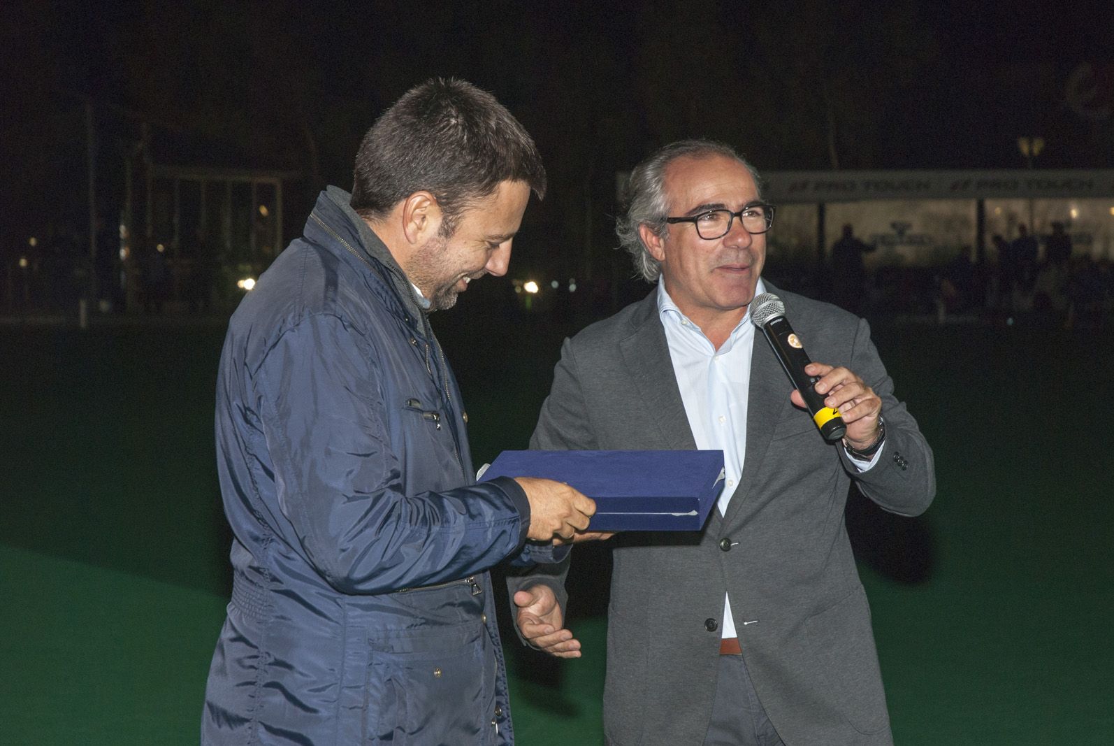 Rafel Espín ha lliurat a Iñaki Òrsola, a l'esquerre de la imatge, una plaça de reconeixement als seus cinc anys com a president de la secció. FOTO: Aïda Sotelo
