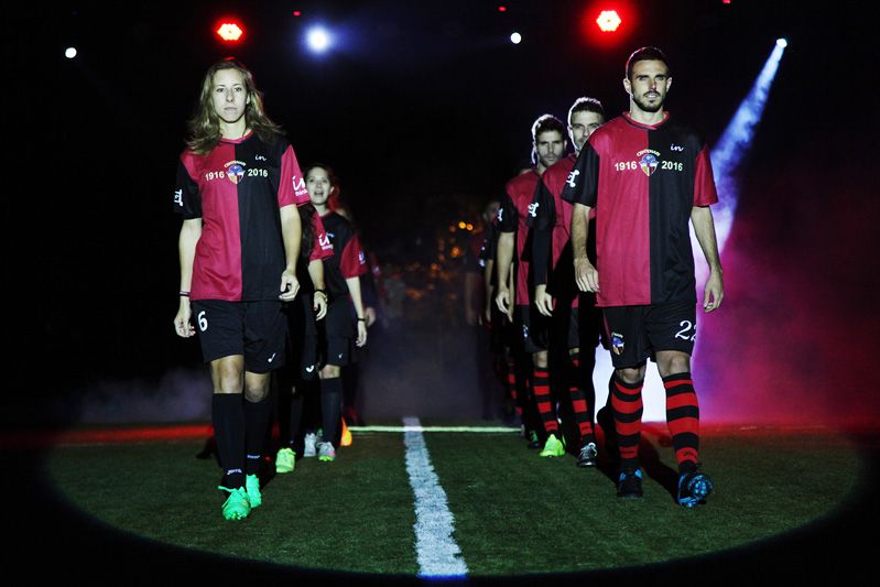 Els primers equips, amb la nova samarreta del centenari. FOTO: Lali Puig