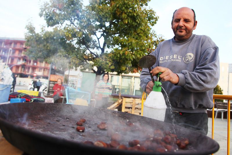 Les parades de castanyes estan pels carrers principals de Sant Cugat. FOTOS: Lali Puig