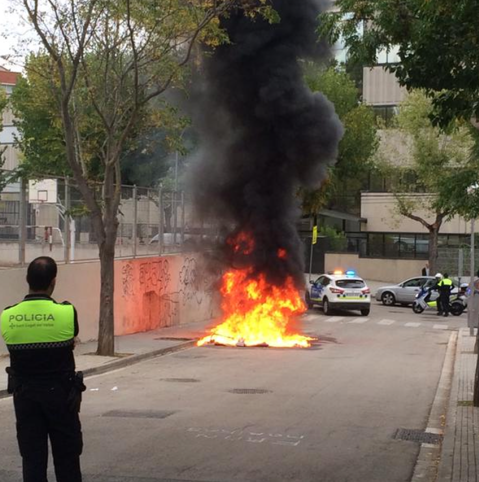 El contenidor ha cremat al migdia. FOTO: @manelgazo