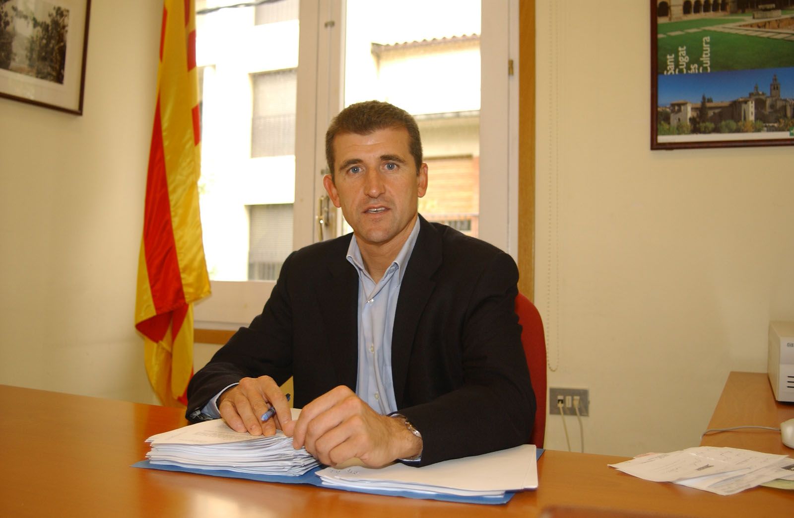 El santcugatenc Jaume Tubau en una imatge en el seu despaxt de l'Ajuntament de la plaça de Barcelona. FOTO: Arxiu