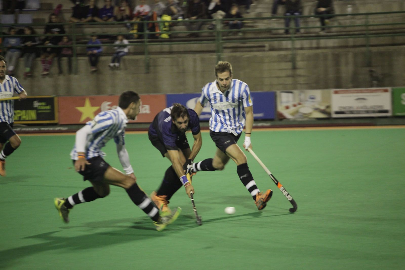 Roger Matalonga entre dos rivals del Club Egara. FOTO: Artur Ribera