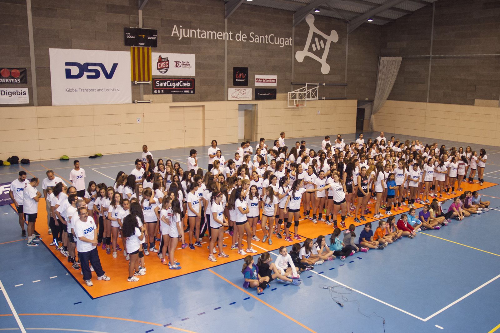 Les jugadores del DSV Club Voleibol Sant Cugat, a la pista. FOTO: Aïda Sotelo