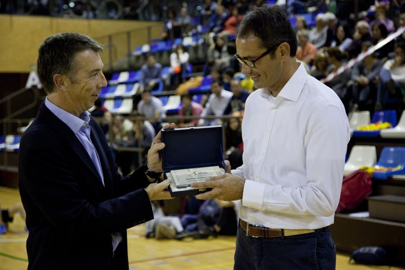 El president del Club Handbol Sant Cugat, Miquel Catarineu, lliura una placa de reconeixement a l'expresident Davide Bonaccini. FOTO: Lali Puig