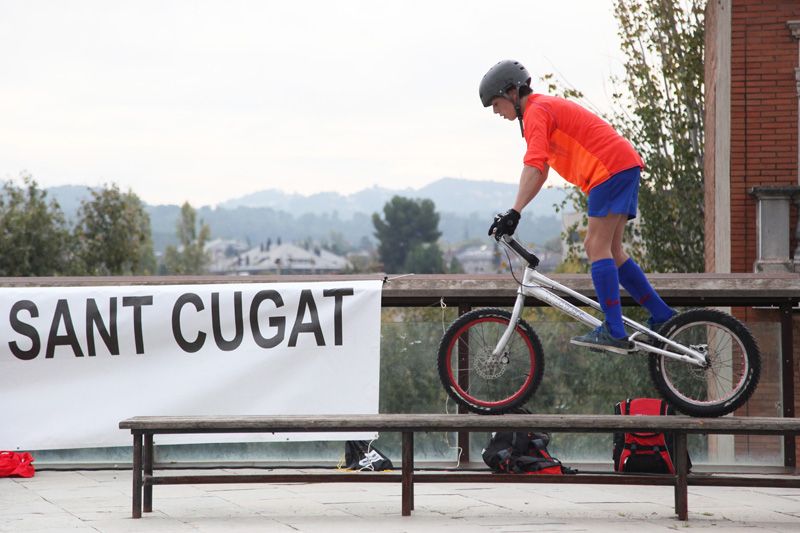   Exhibició de biketrial a la Plaça del Rei. FOTOS: Lali Puig
