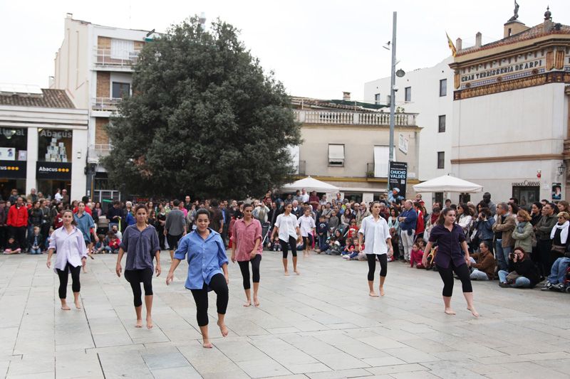 Actuació de dansa a càrrec del Grup juvenil i Cos de Dansa de l'Esbart Sant Cugat a la Plaça d’Octavià.  FOTOS: Lali Puig