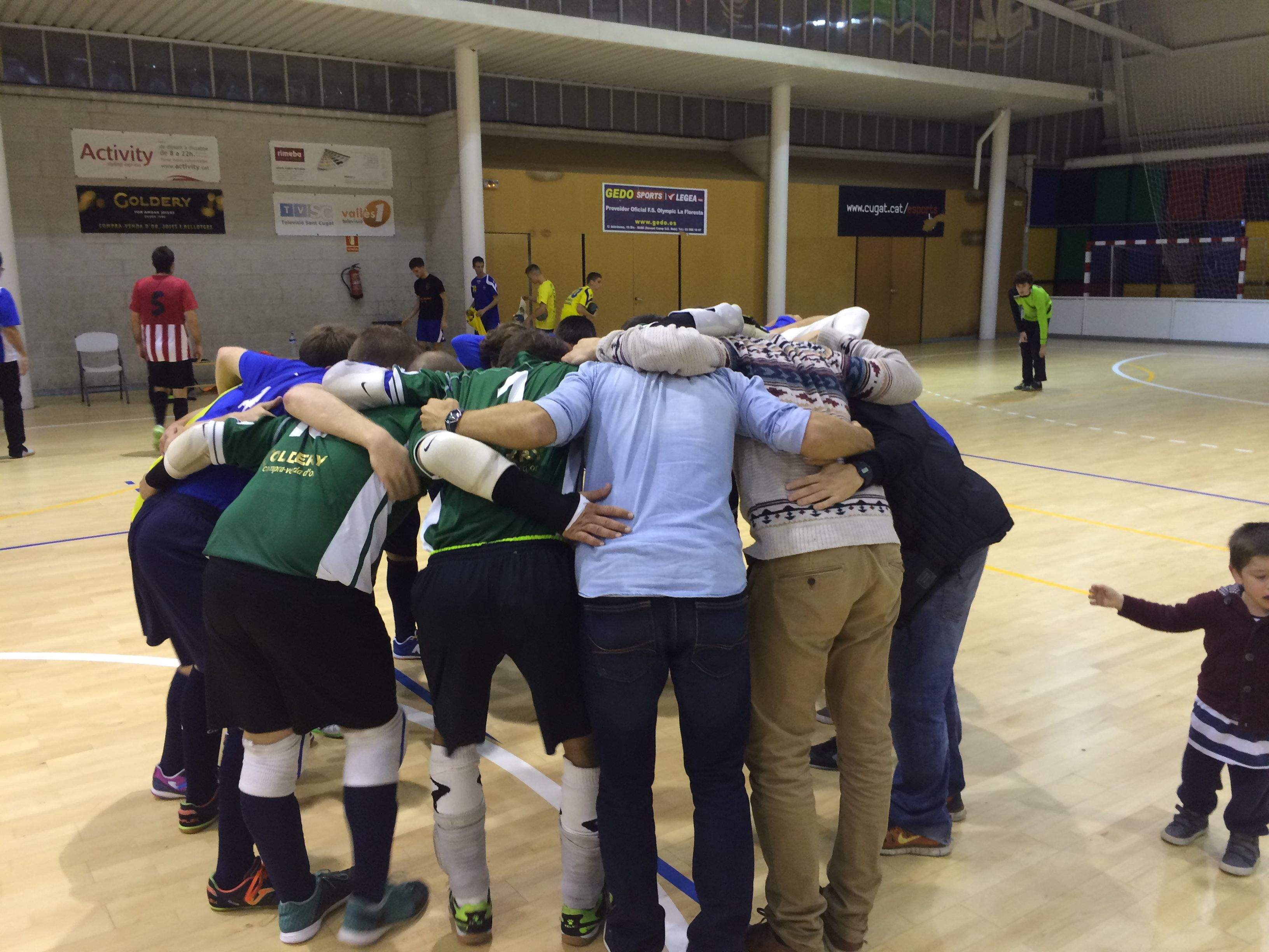 Els jugadors de l'Olimpyc Floresta FS celebrant, després del partit, la primera victòria a la lliga. FOTO: À. L. P.