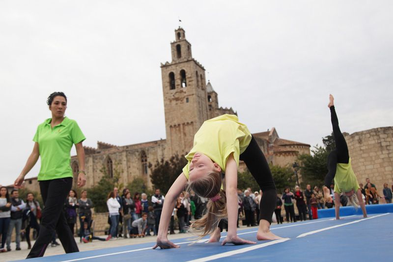 Exhibició del Club Gimnàstica Artística Sant Cugat a la Plaça del Rei.  FOTOS: Lali Puig
