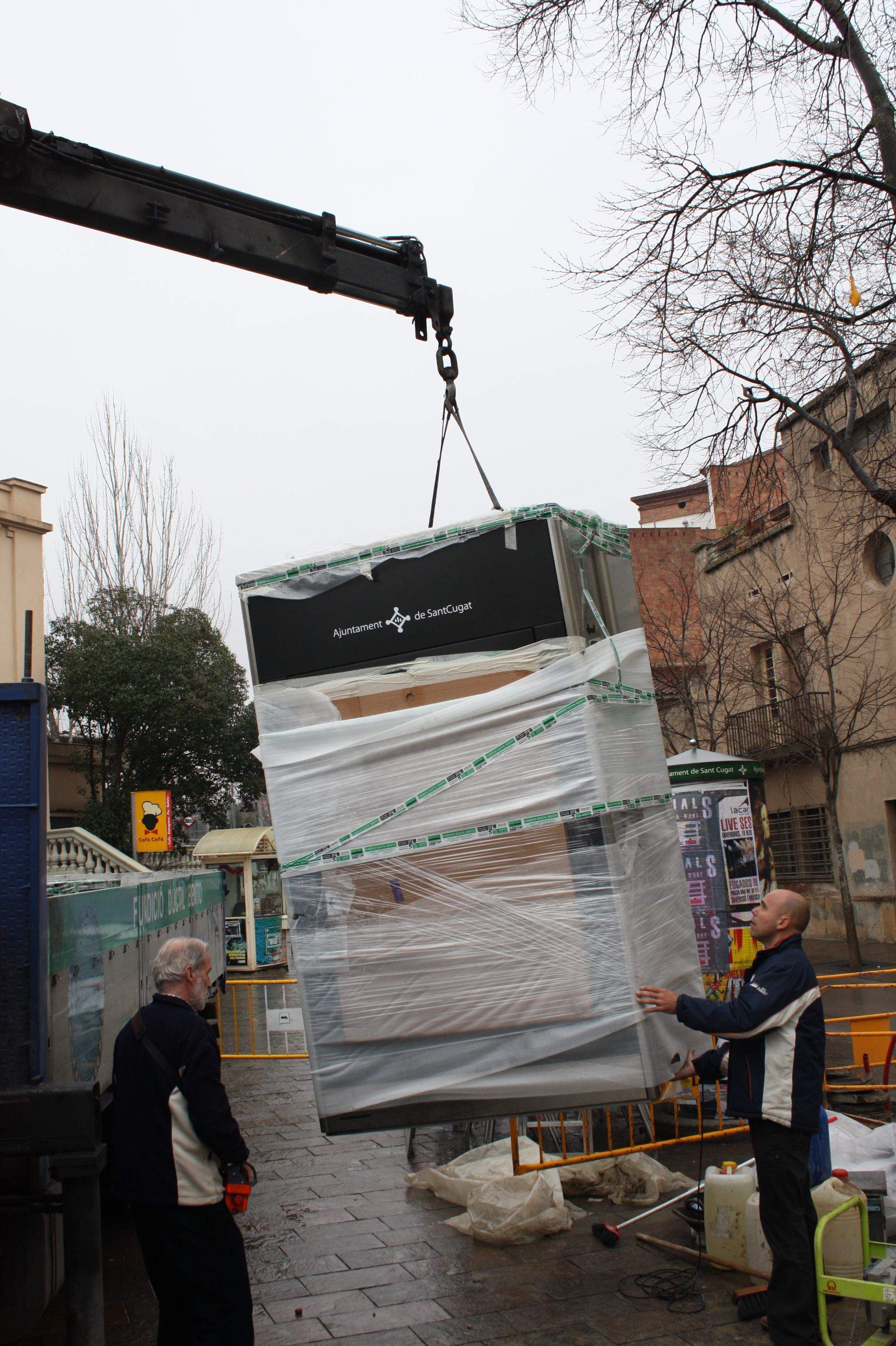 Moment en què es va instal·lar el primer QIM a la plaça de Lluís Millet. FOTO: Localpres