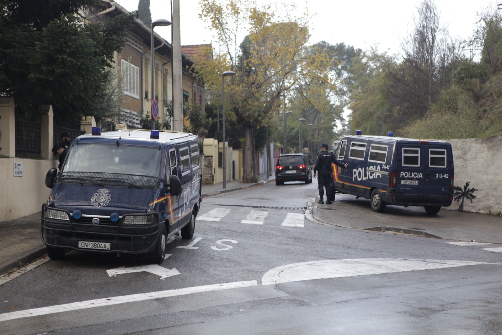Els furgons de la Policia Nacional estacionats al carrer de safreigs. FOTO: Artur Ribera