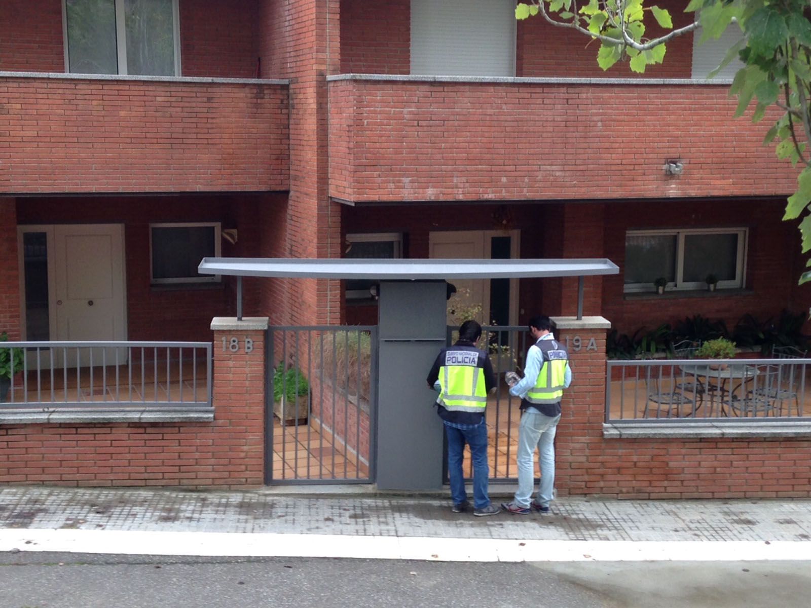 Dos agents han arribat a mig matí. FOTO: Cinta Caballé