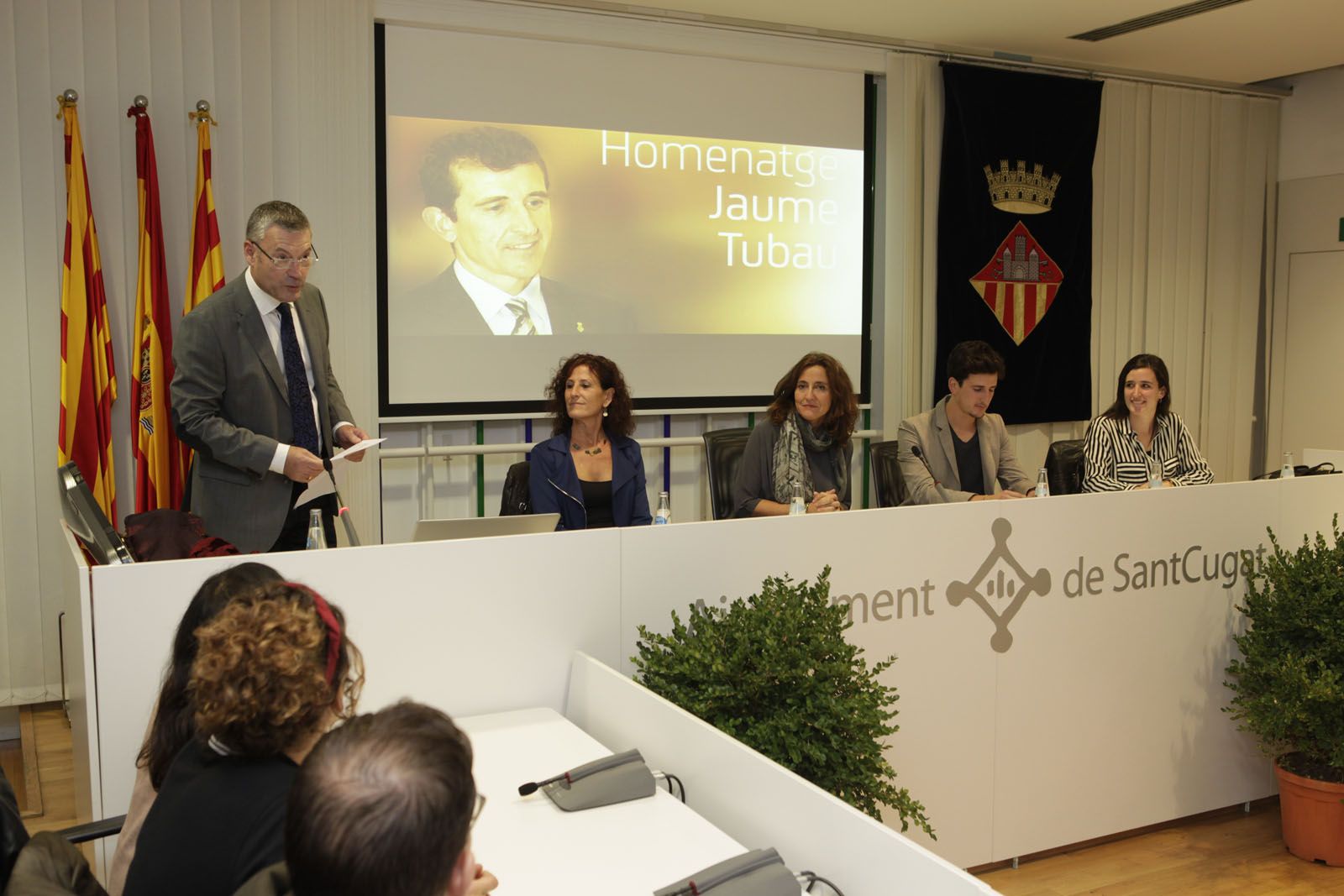 Ramon Grau com a representants dels amics va llegir un discurs. FOTO: Artur Ribera