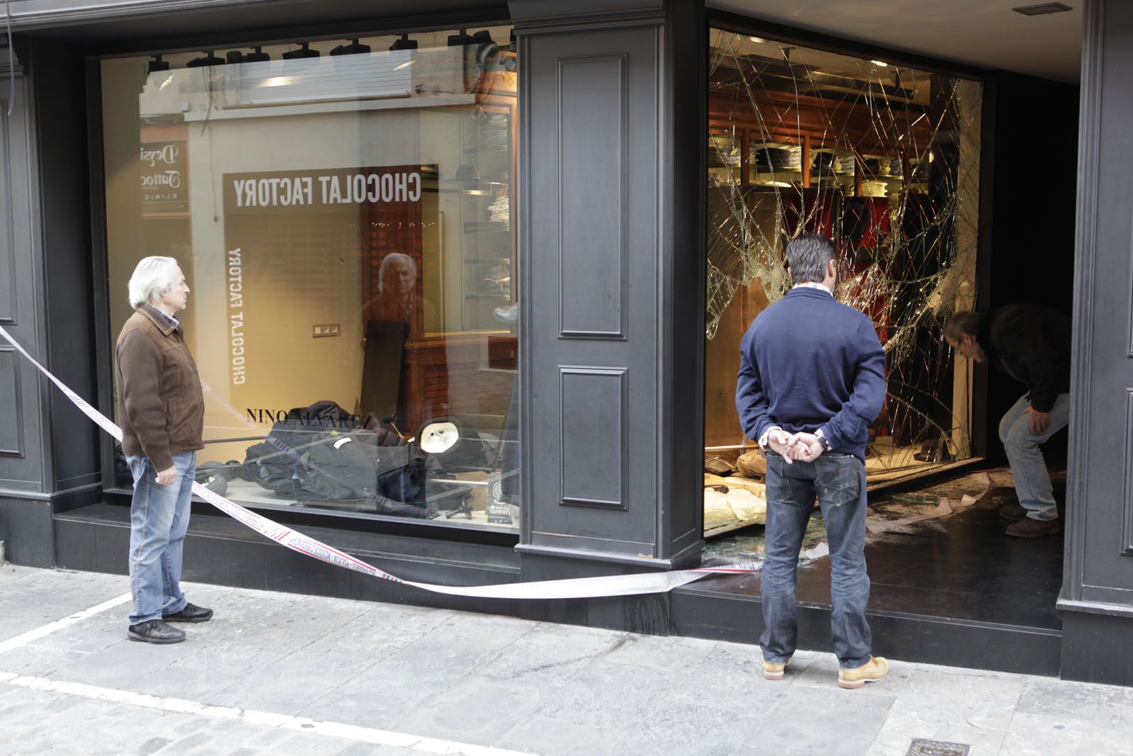 Els lladres han entrat per un dels aparadors del local. FOTO: Artur Ribera