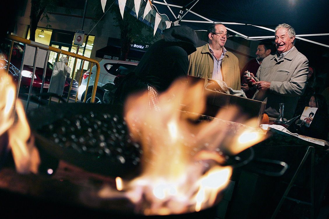 Les castanyes no fallen mai a Sant cugat tot i la celebració també de Halloween. FOTO: Artur Ribera