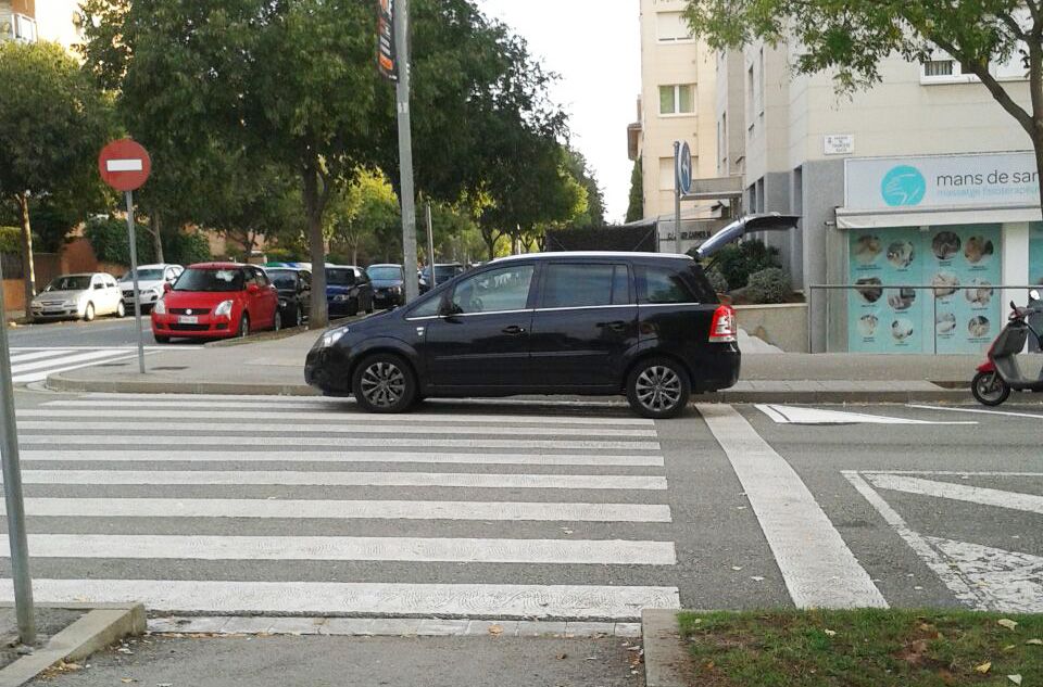 Un cotxe aturat a un pas de vianants. FOTO: Cedida