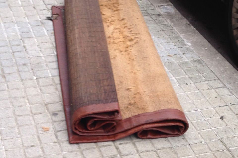 Els trastos al carrer Borrell. FOTO: Cedida