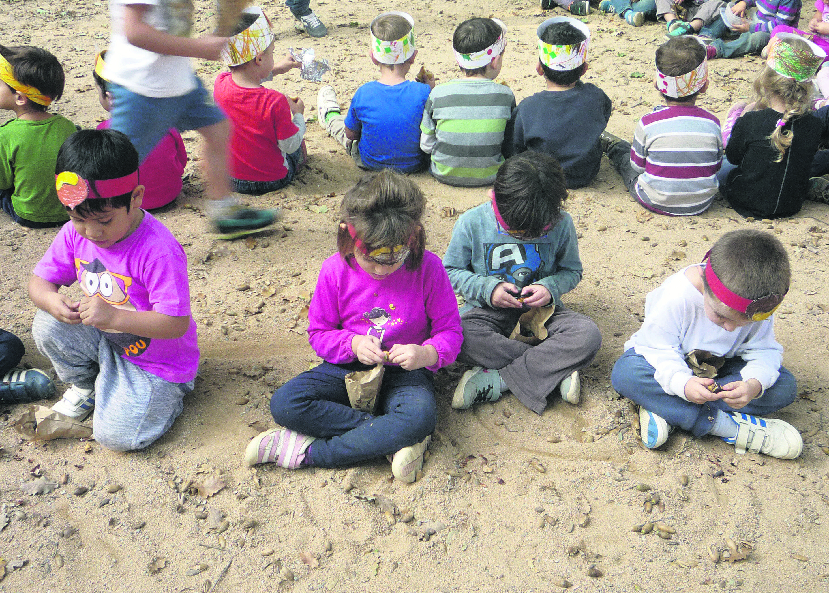 En algunes escoles de la ciutat, nens i nenes celebren la Castanyada. FOTO: Cedida