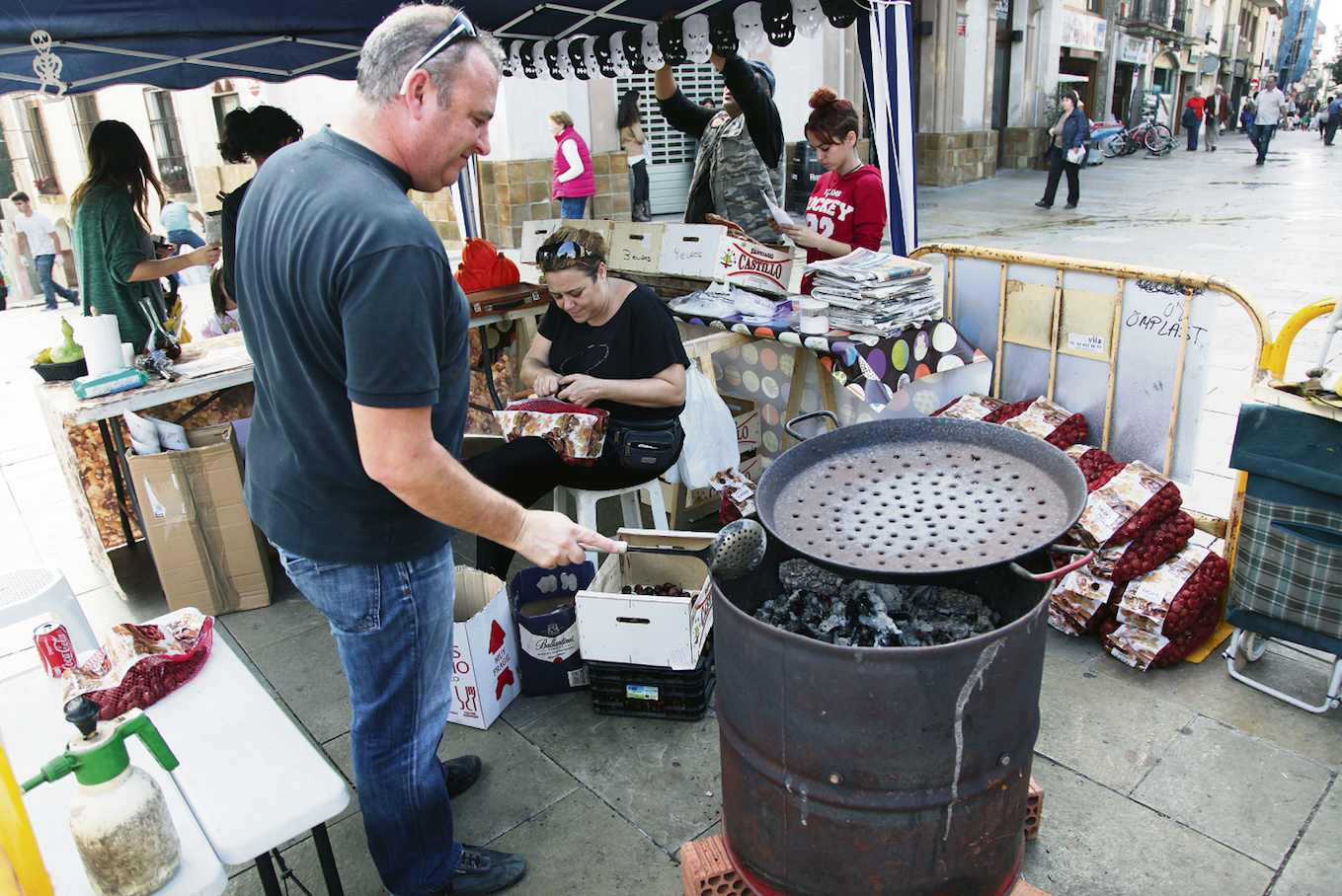 Punt de venda de castanyes a la plaça d'Octavià. FOTO: Lali Puig 