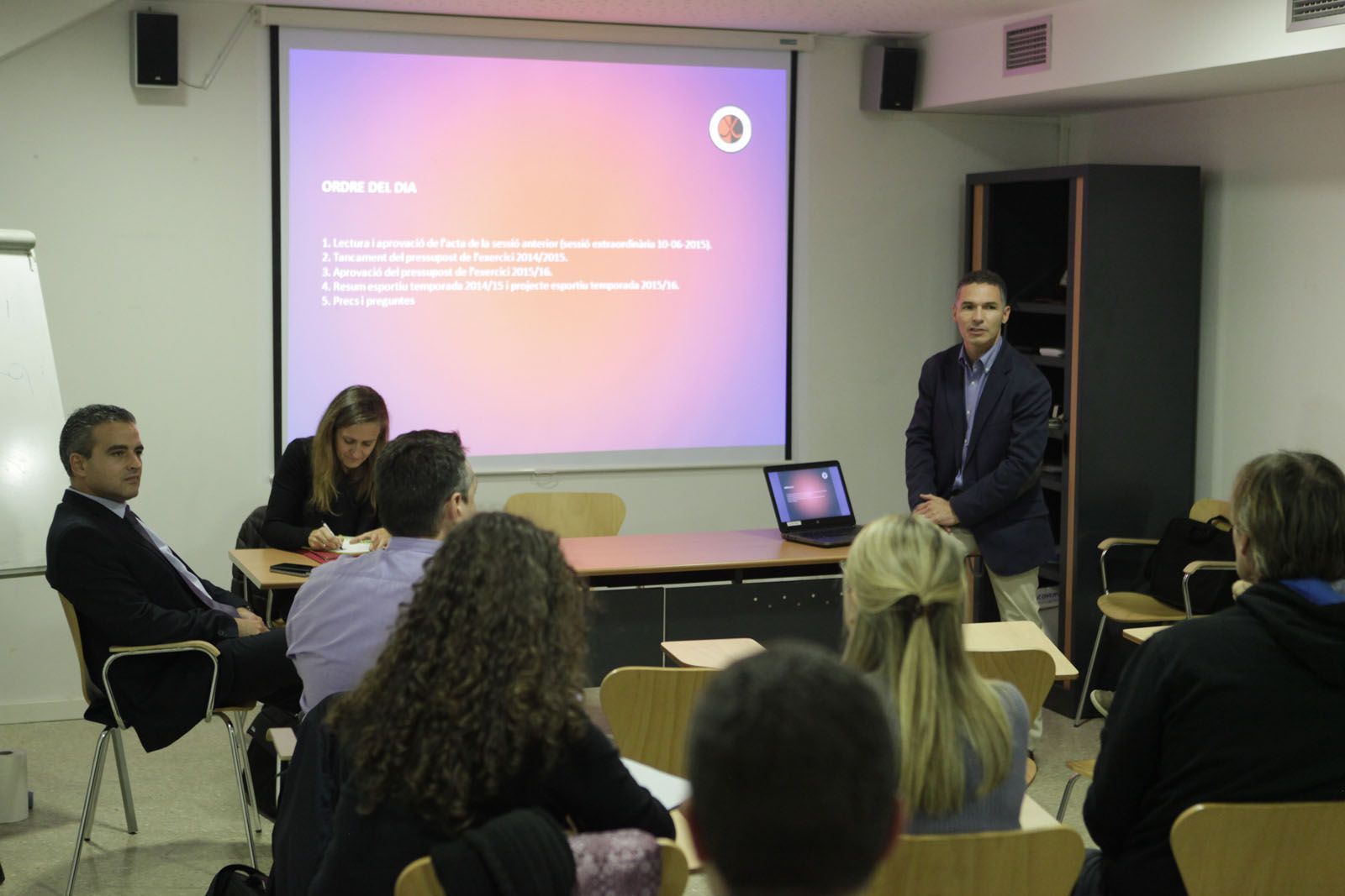 L'assemblea de socis ha tingut lloc aquest divendres a la sala d'actes del Pavelló 2. FOTO: Artur Ribera