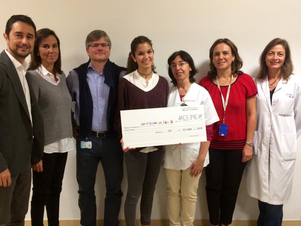 La família Calvet Anguela fent entrega dels fons recaptats. FOTO: Cedida