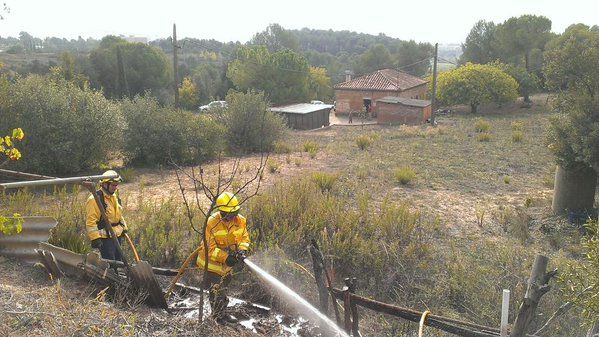 Membres de l'ADF i Bombers han extingit el foc. FOTO: @GIEADFSCV