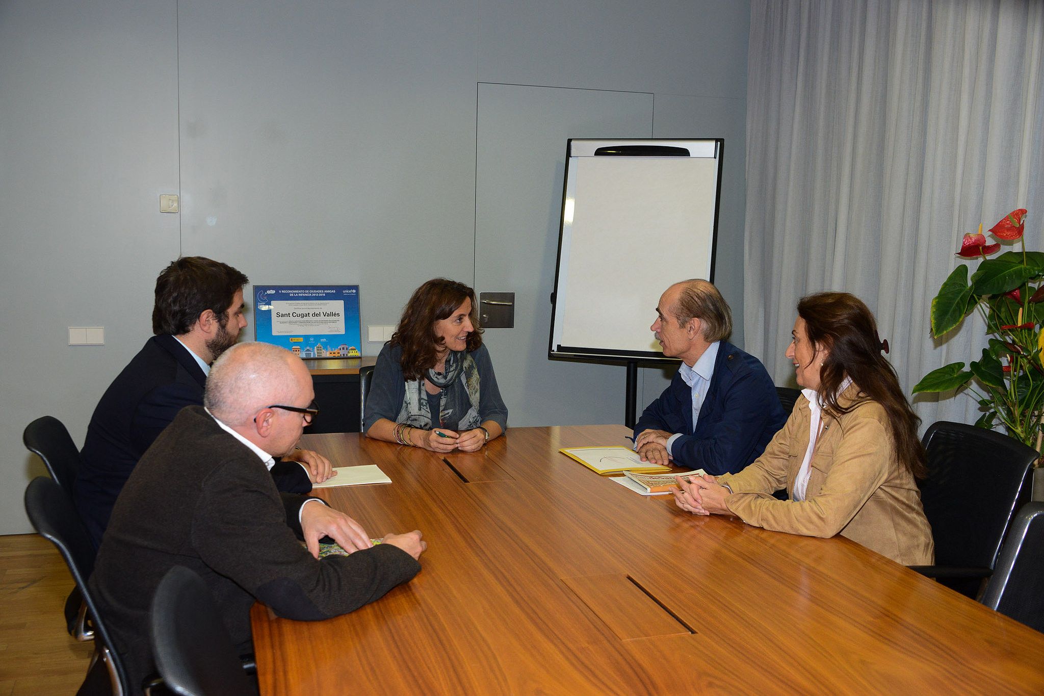Ramon Pujol ha presentat el Club Arquers Sant Cugat a Mercè Conesa, alcaldessa de Sant Cugat. FOTO: Localpres