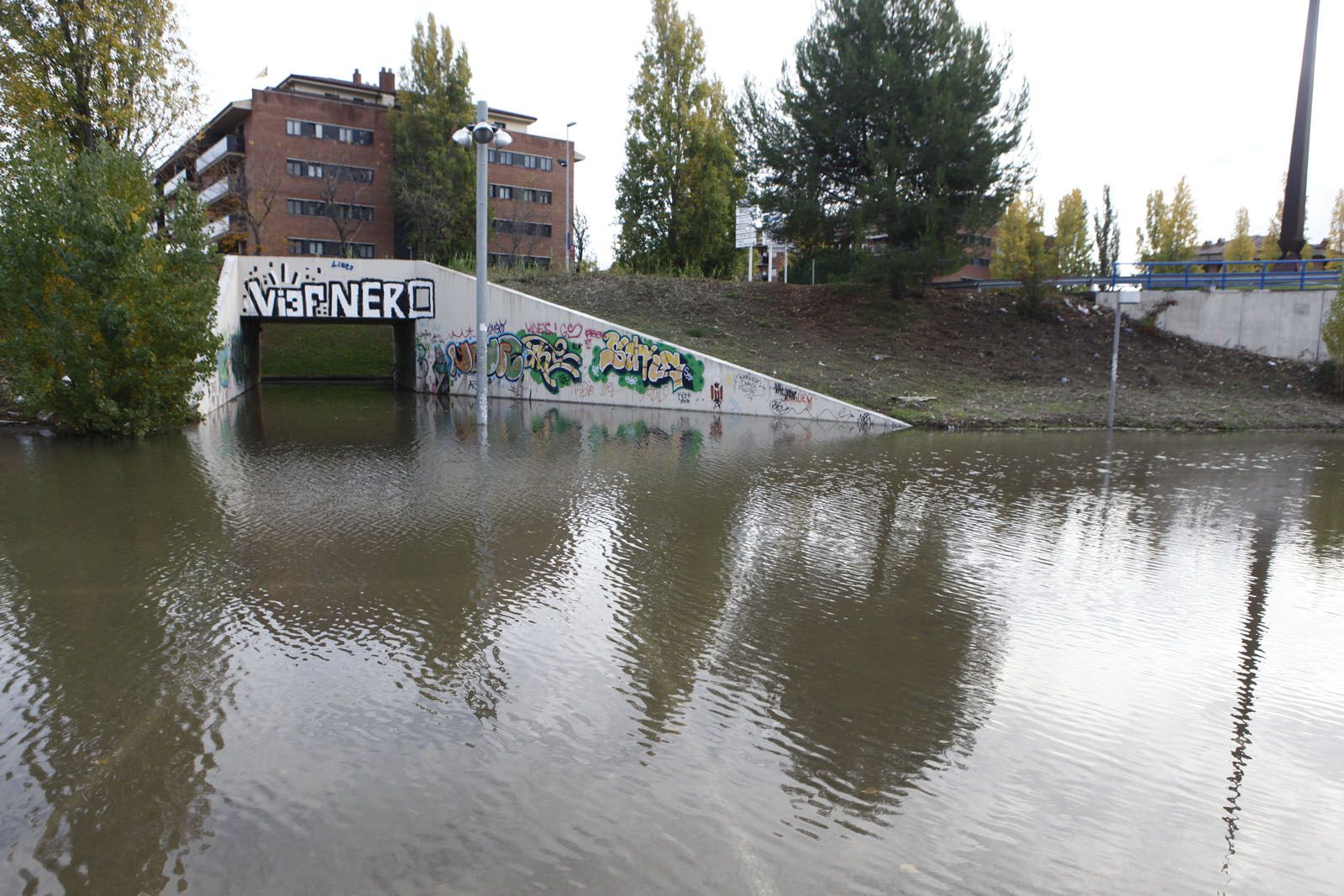Imatge de l'aigua acumulada a l'estació de RENFE. FOTO: Artur Ribera 