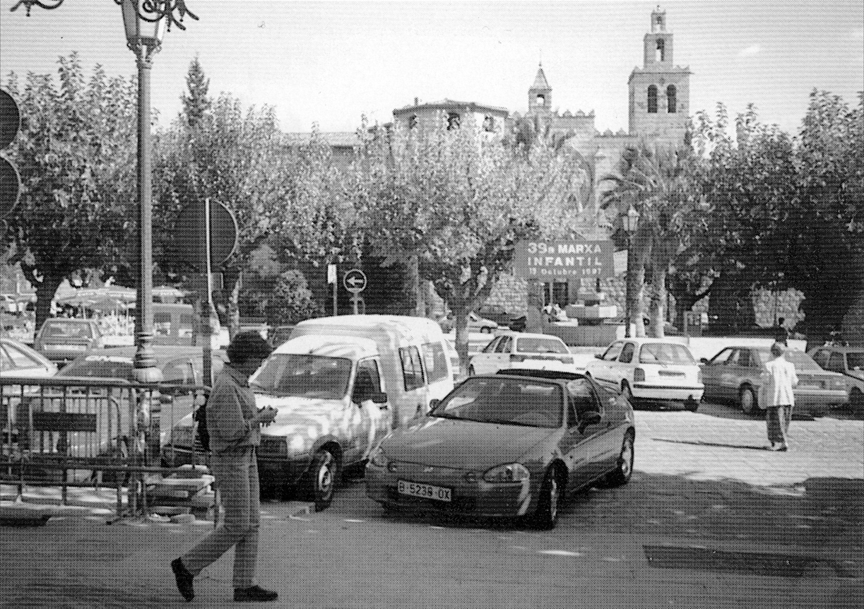 La plaça d’Octavià abans de ser urbanitzada, amb pas de vehicles i amb vegetació. Una imatge molt diferent a l’actual.