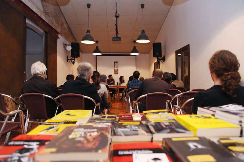 Taula rodona 'Crònica negra: crims i successos al periodisme' a Cal Temerari. FOTOS: Lali Puig