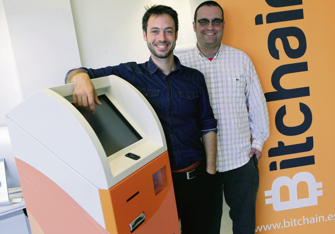 Xavi Díaz i Joaquim Fenoy amb una de les màquines de bitcoins que comercialitza. FOTO: Artur Ribera