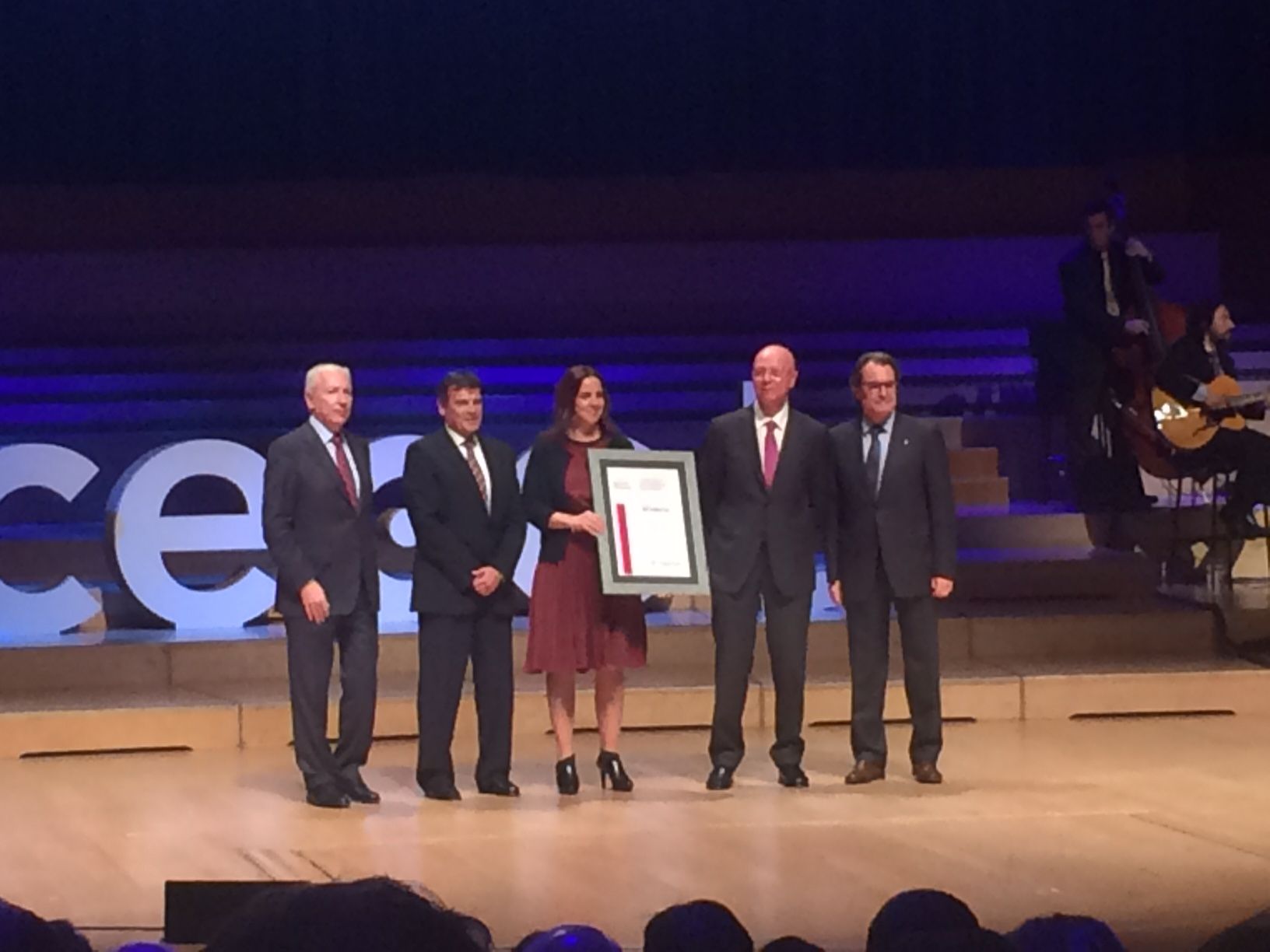 Els responsables de Moventia recullint el guardó lliurat per la Cecot. FOTO: Viaempresa