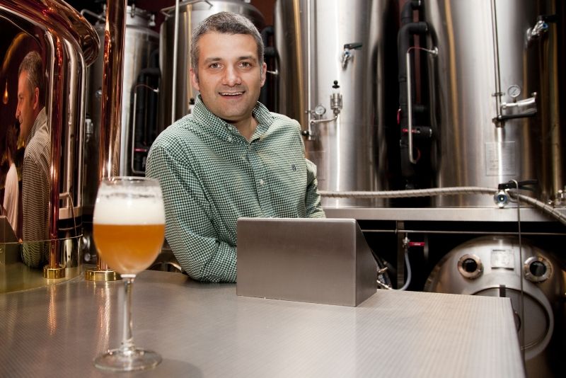 Àlex Ros amb una de les seves cerveses de producció pròpia. FOTo: Artur Ribera