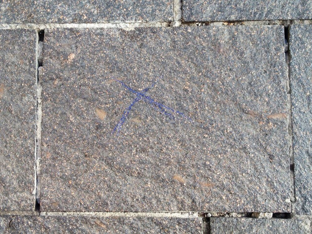 Una rajola marcada d'entre moltes. FOTO: Cedida