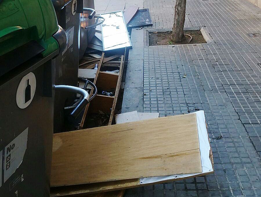 La zona dels contenidors amb fustes. FOTO: Cedida