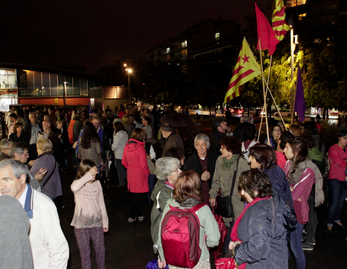 Imatge de la concentració a l'ajuntament en favor dels imputats del 9N del passat 13 d'octubre. FOTO: Artur Ribera