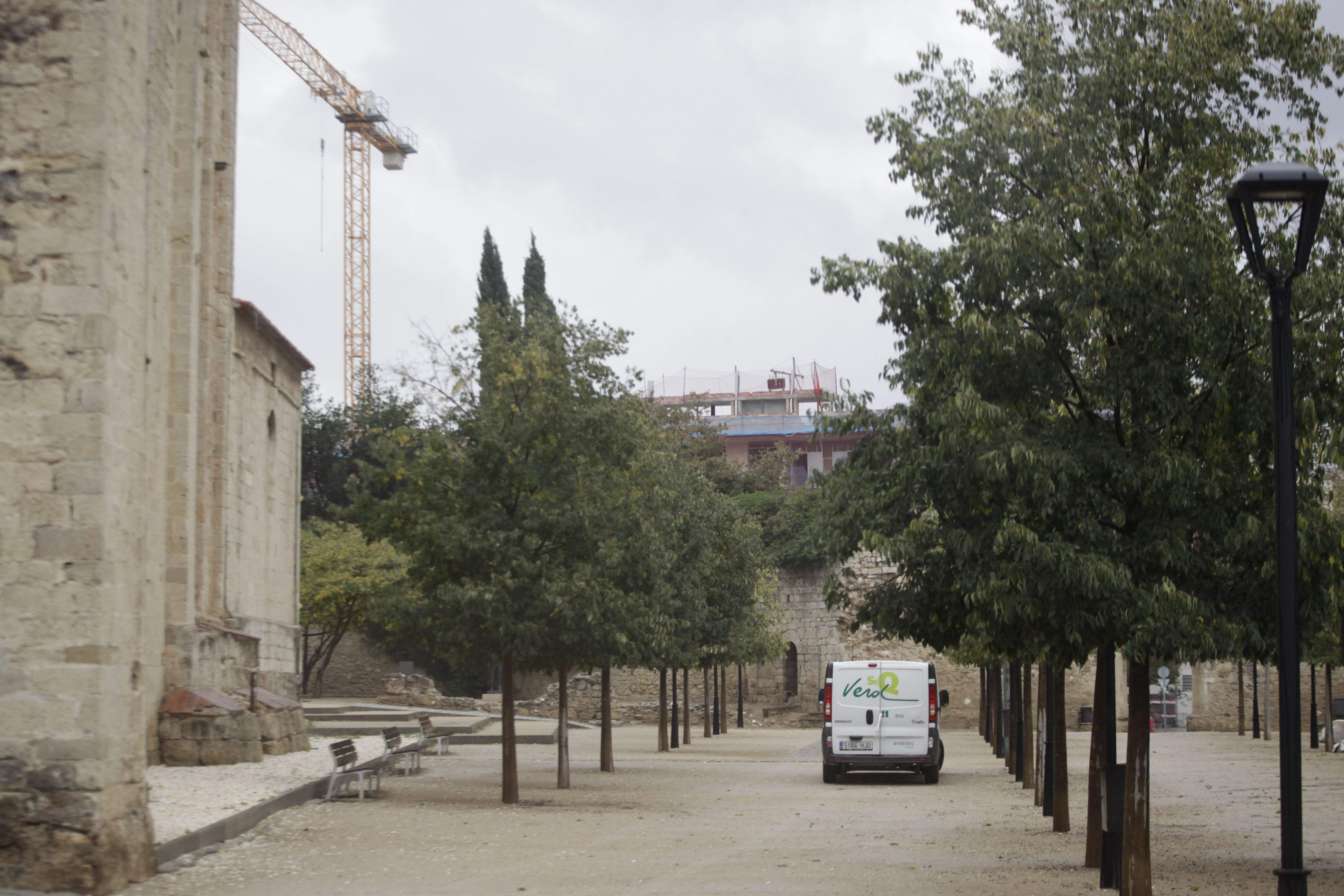 El nou edifici és visible des dels Jardins del 'Paga-li, Joan'. FOTO: Artur Ribera