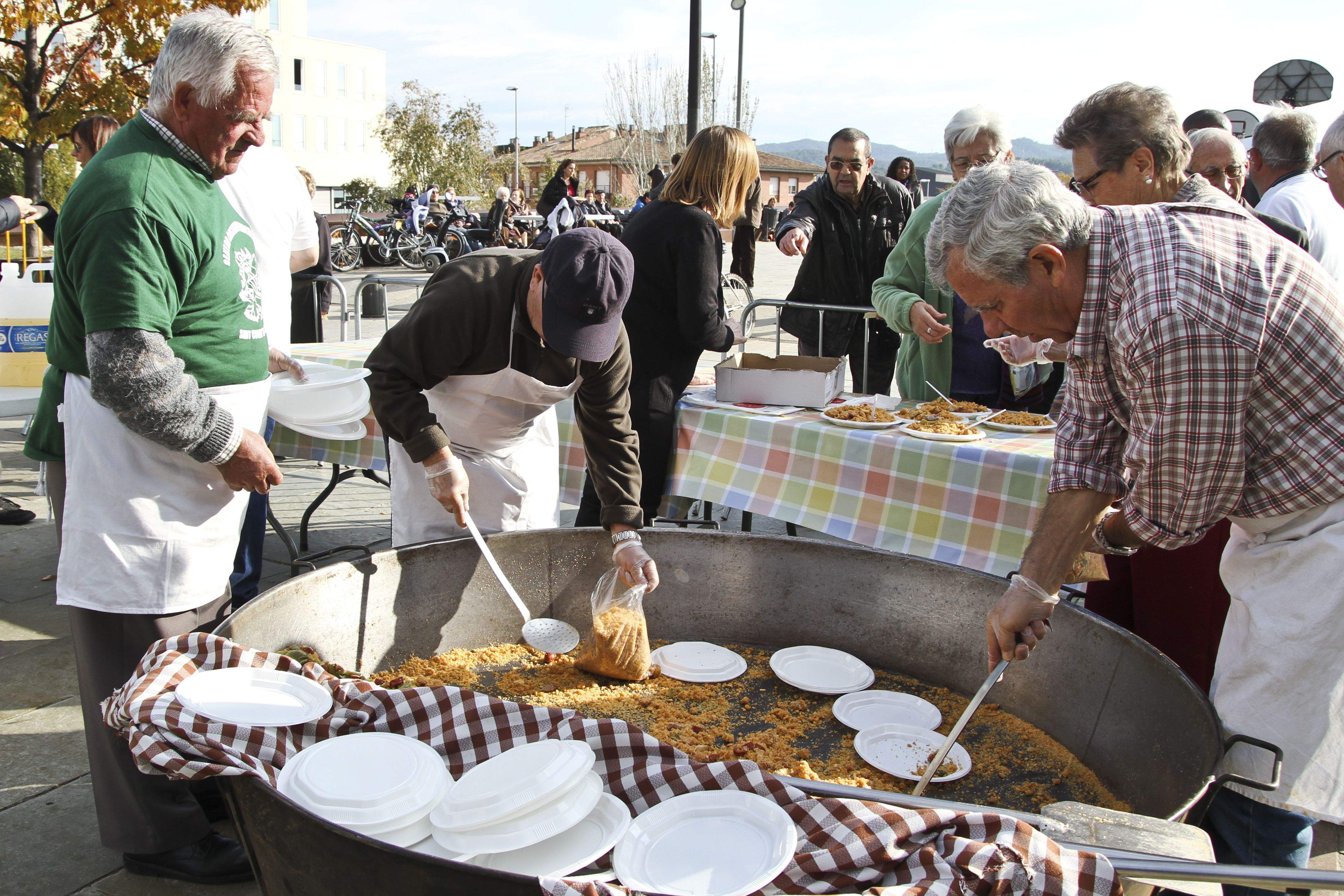 Les migas que fa l'entitat per la Festa de Tardor és una de les activitats més populars que organitza. FOTO: Estefania Bedmar