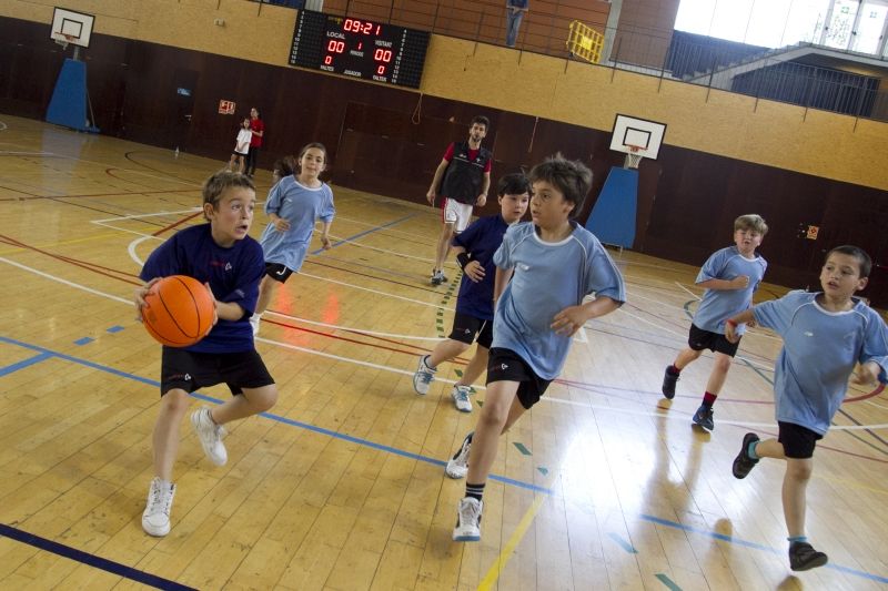 Escolars jugant a bàsquet al Pavelló 3. FOTO: Estefania Bedmar