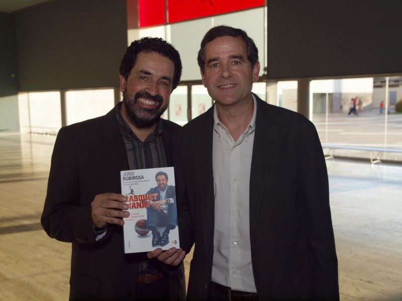 Jordi Robirosa i Natxo Solozábal, en la presentació del llibre Basquetmania l'any 2011. FOTO: Artur Ribera