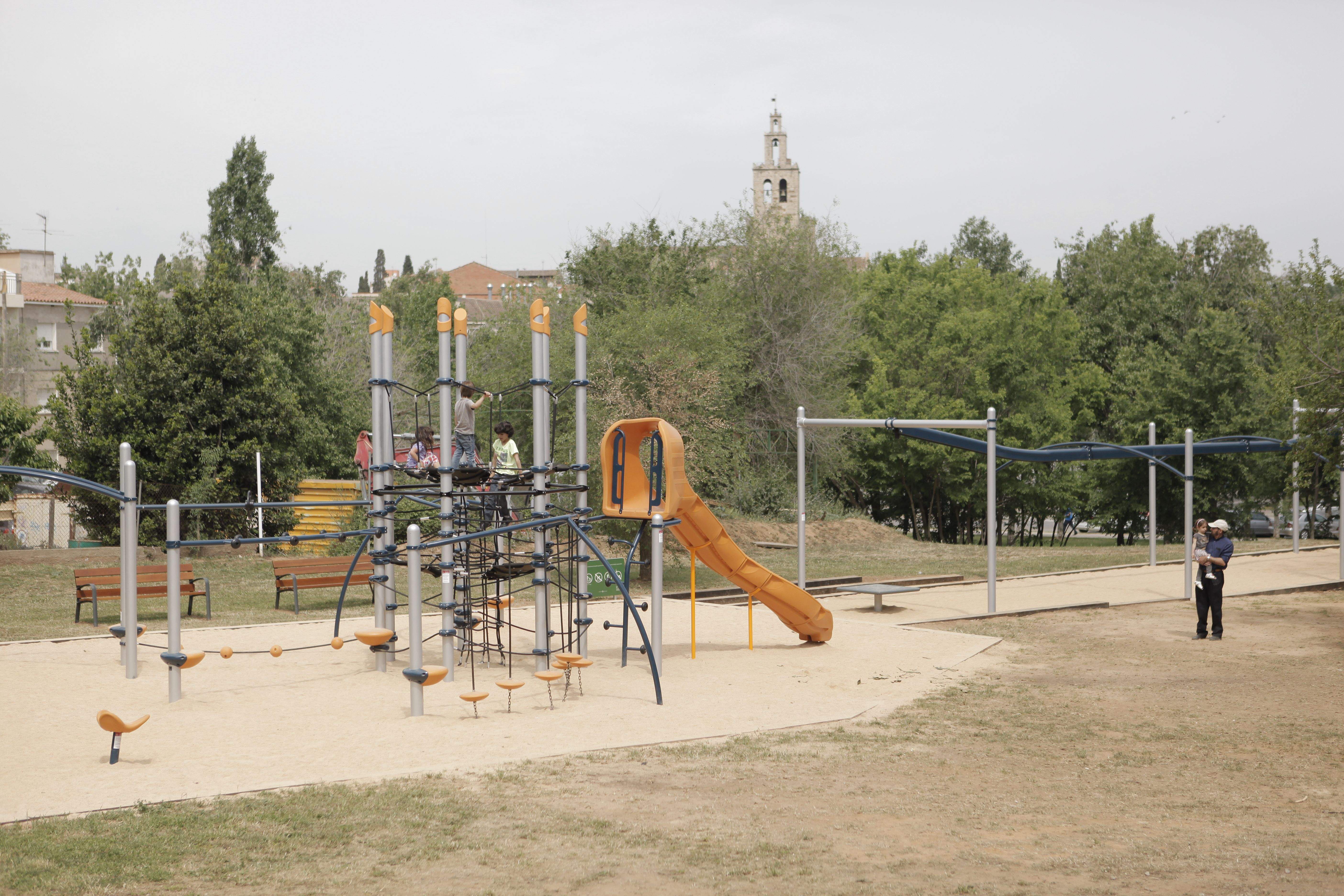 Es tanquen els elements esportius de jardins i parcs infantils. FOTO: Axiu