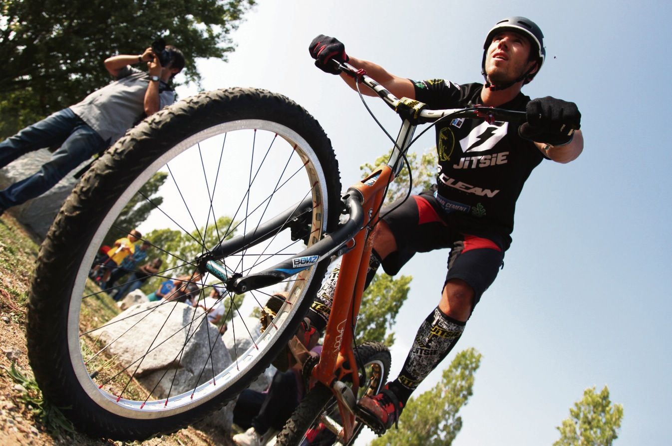 La secció de bicitrial entrena al Parc de Bicitrial, al costat del CAP de Sant Cugat. FOTO: Lali Puig