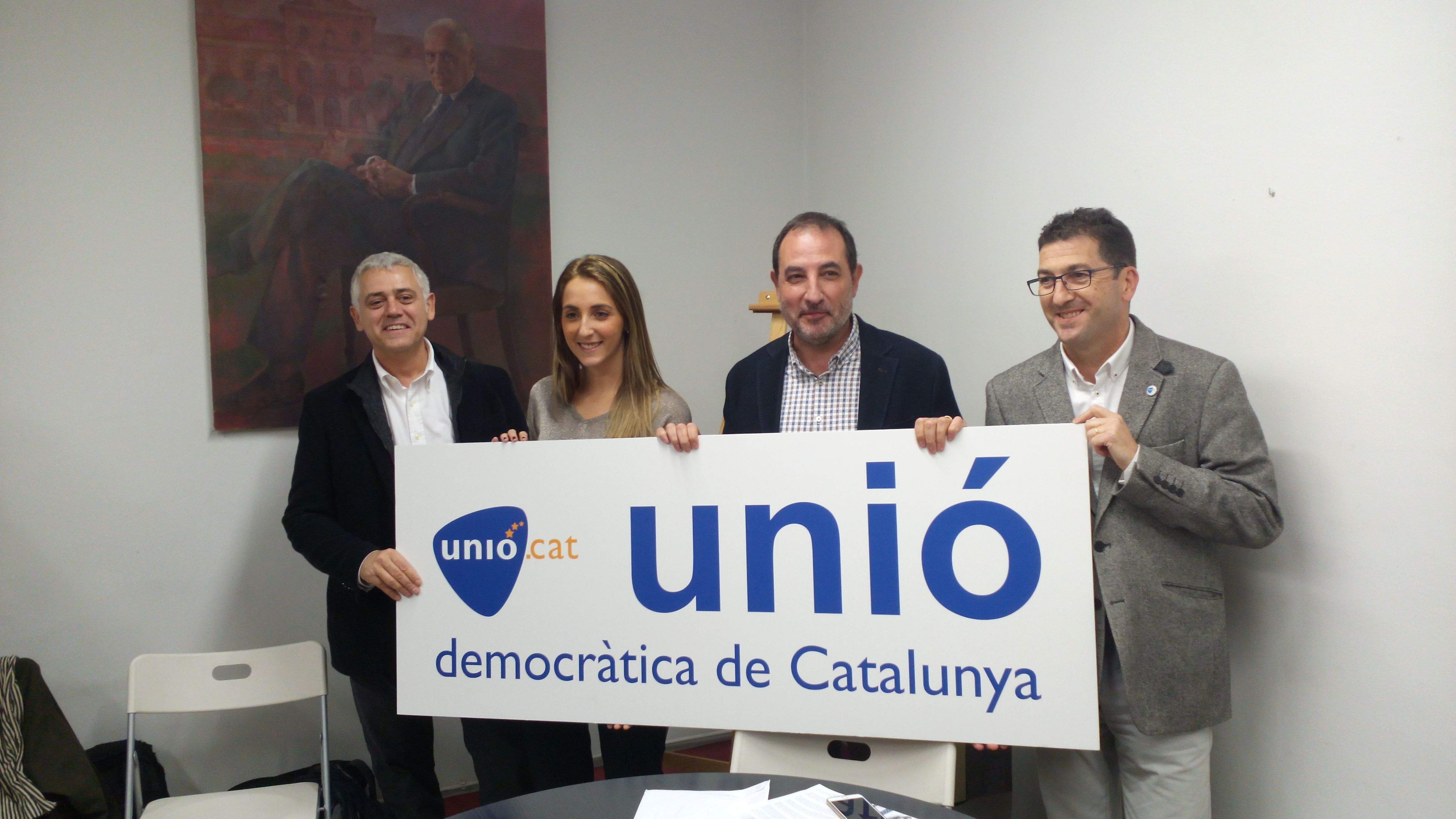 El vicesecretari general d'Unió, Toni Font; la santcugatenca Anaïs Sánchez; Ramon Espadaler i Xavier Cortés. FOTO: Bernat Bella