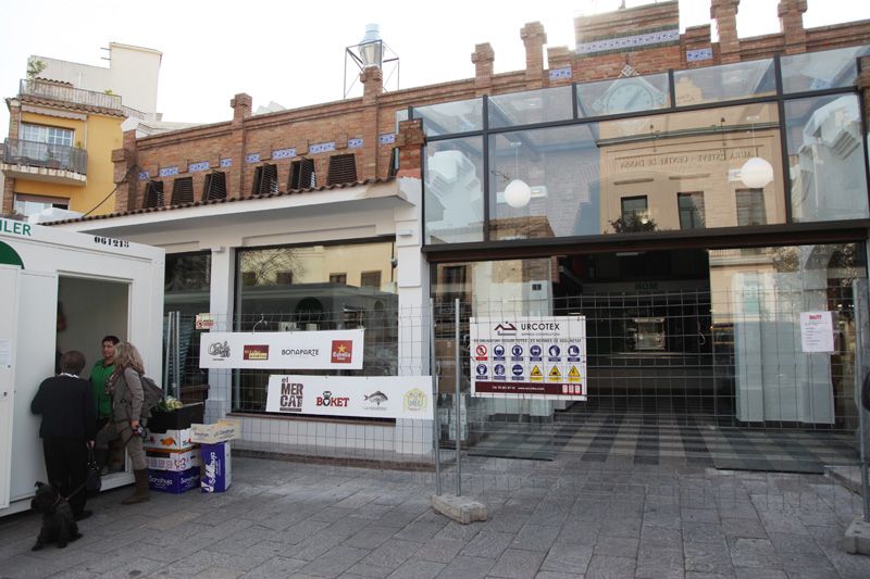 Imatge d'aquest divendres al matí de la façana del mercat. FOTO: Lali Puig