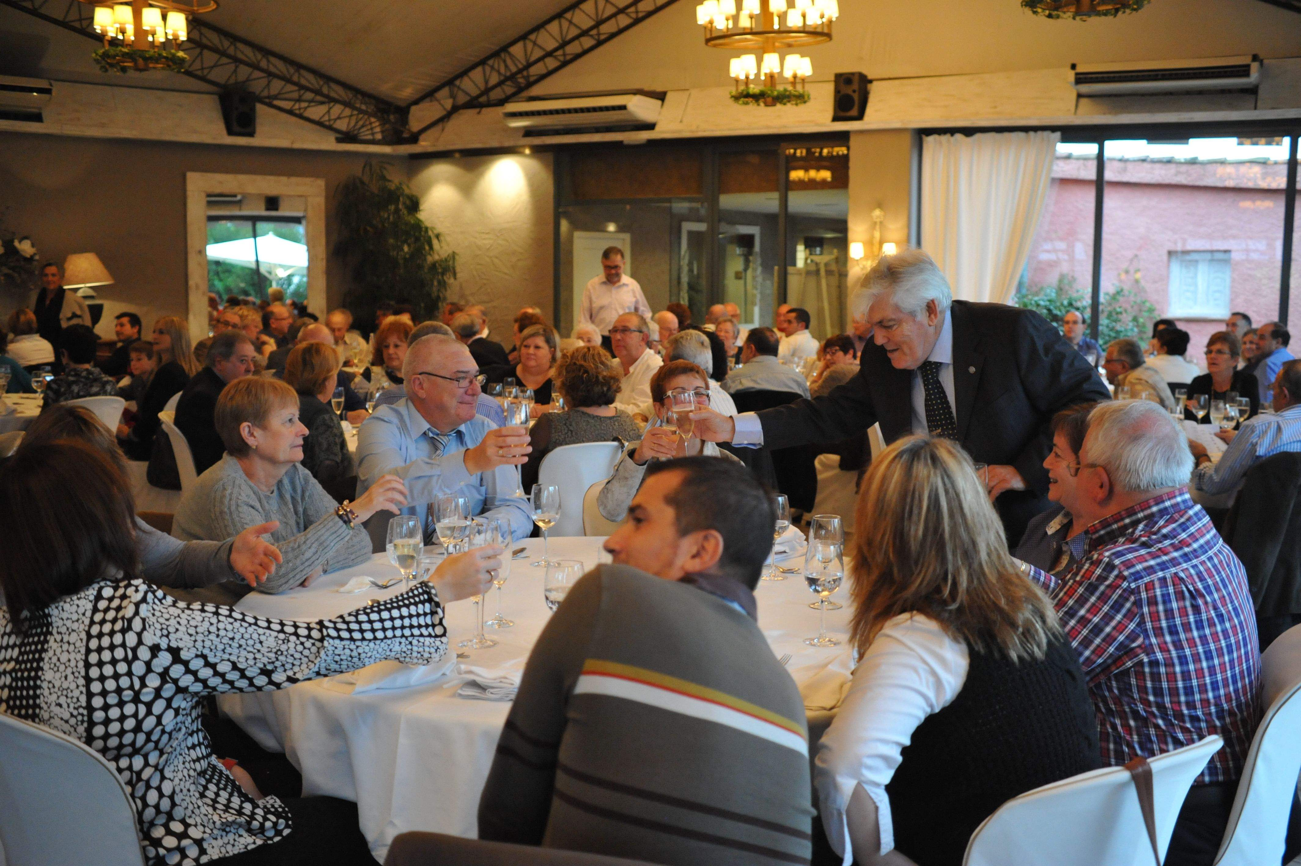 Josep Maria Félez, president de la Penya Blaugrana Sant Cugat, brindant amb unes de les taules en la celebració del 34è aniversari de l'entitat. FOTO: Arxiu