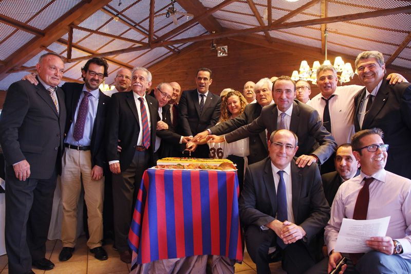 Autoritats i directiva amb el pastís del 36è aniversari. FOTO: Lali Puig