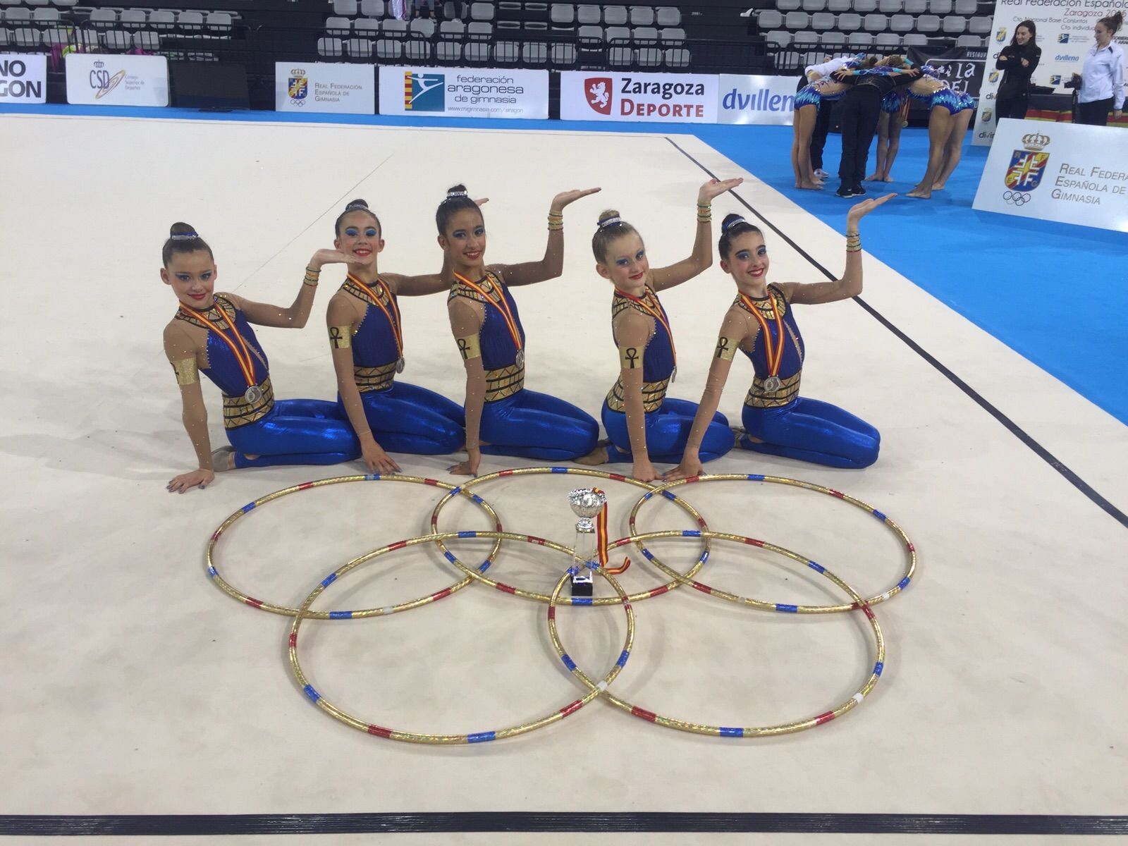 El conjunt infantil del Club Gimnàstica Rítmica i Estètica Sant Cugat, amb el trofeu de subcampió. FOTO: CGRESC